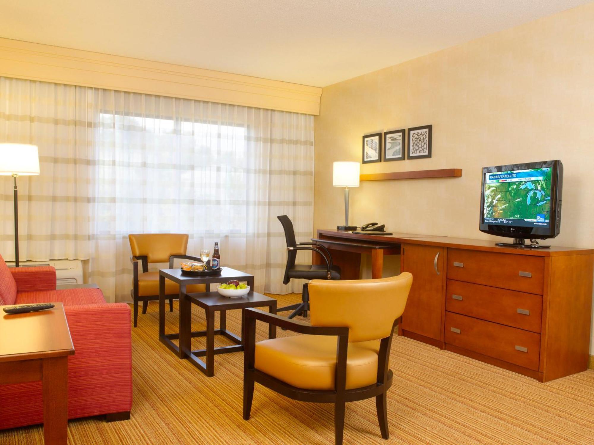Courtyard Philadelphia/Langhorne Hotel Exterior foto