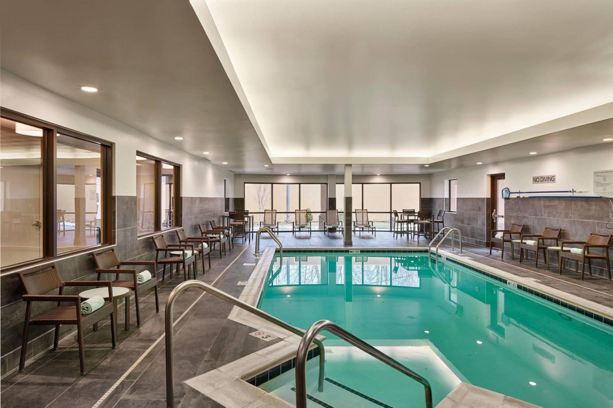 Courtyard Philadelphia/Langhorne Hotel Exterior foto