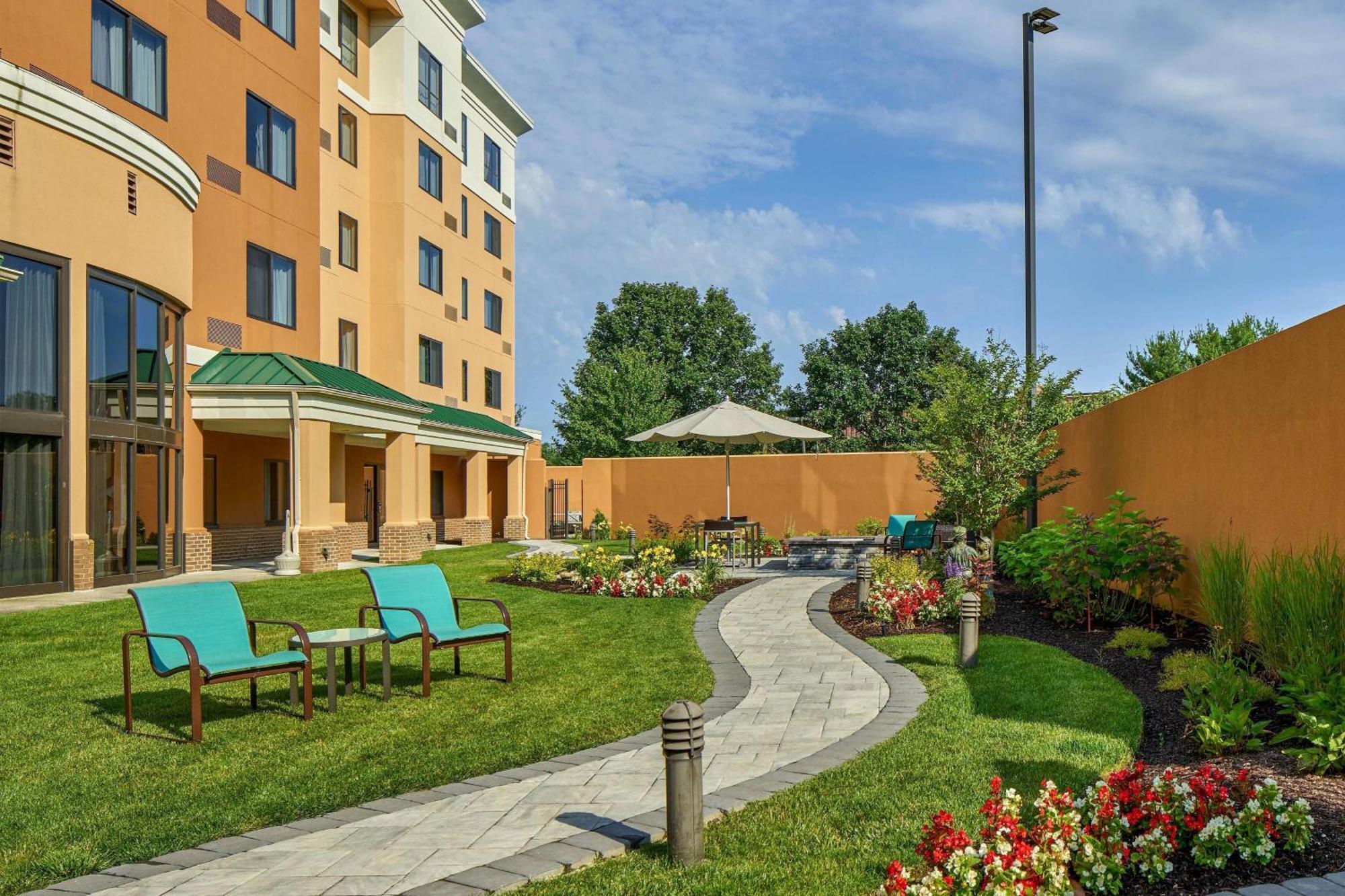 Courtyard Philadelphia/Langhorne Hotel Exterior foto