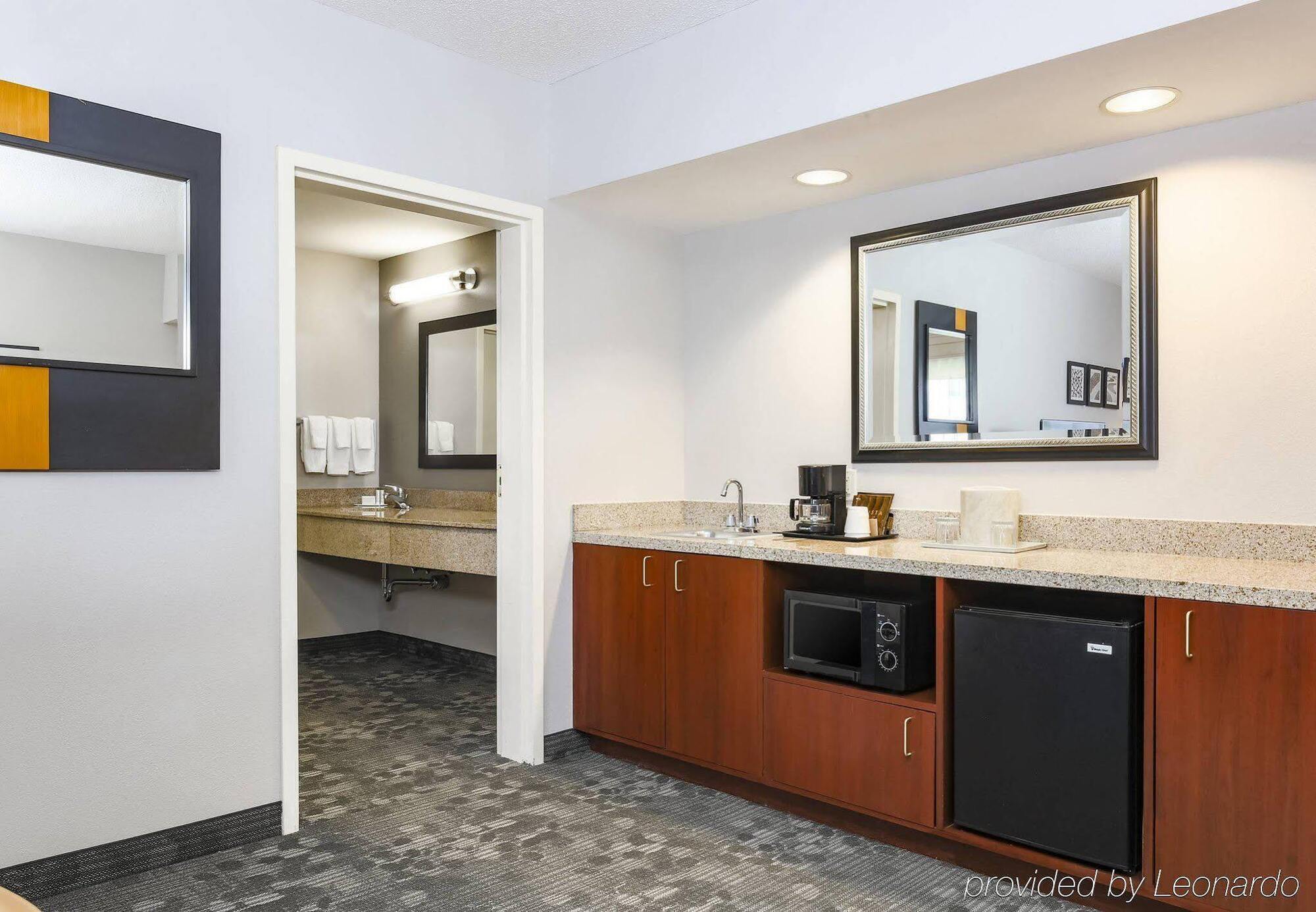 Courtyard Philadelphia/Langhorne Hotel Exterior foto